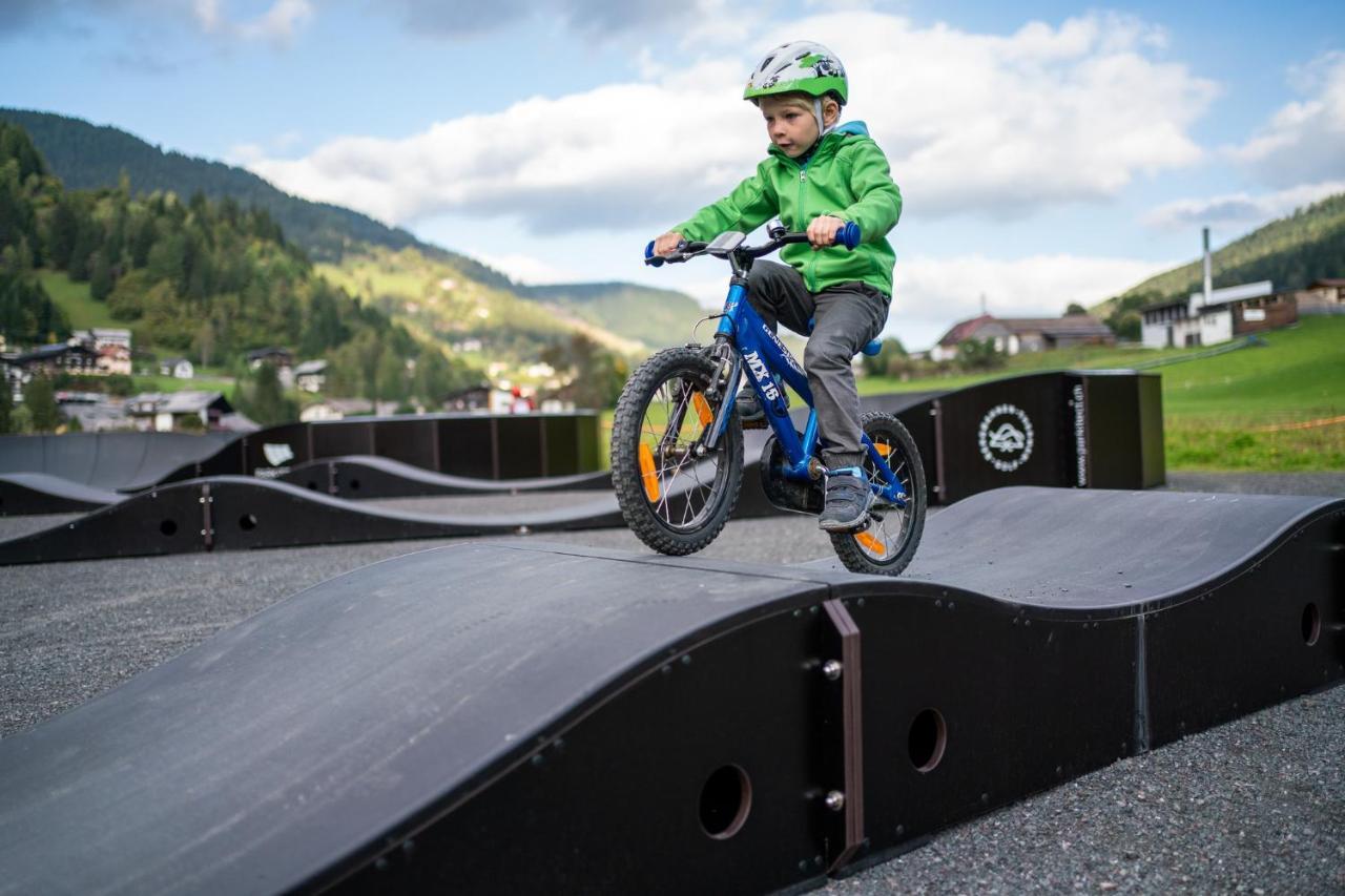 Hotel Kirchenwirt Bad Kleinkirchheim Bagian luar foto